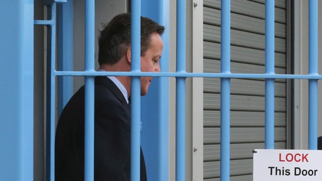David Cameron visita una cárcel en Rugby, Inglaterra. (Foto: Getty)