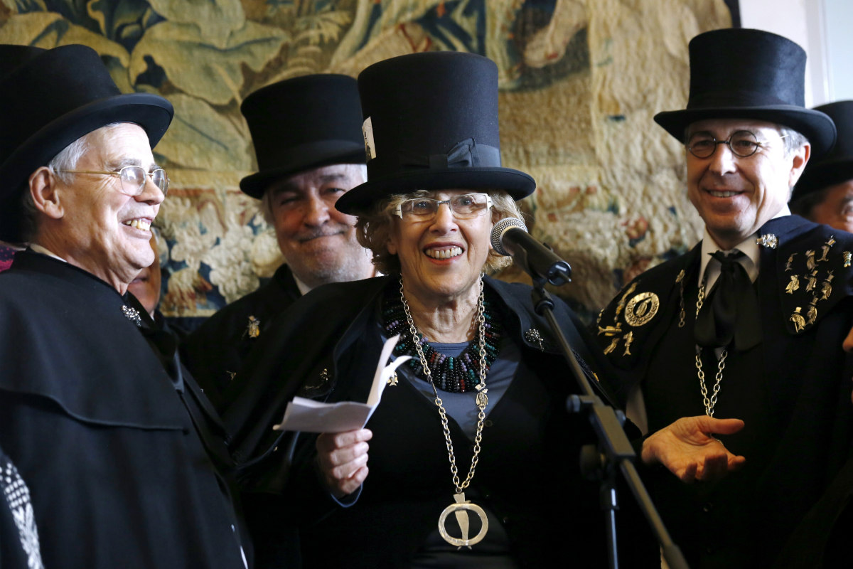 Manuela Carmena tras ser nombrada cofrade de honor en su visita a la cofradía del entierro de la sardina en la Real Casa de la Panadería, en Madrid.