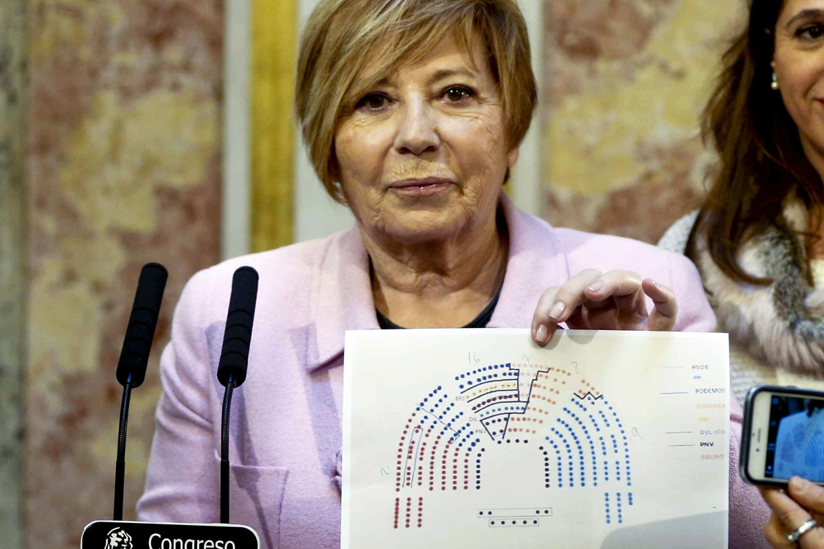 Celia Villalobos muestra la nueva configuración del hemiciclo. (Foto: EFE)