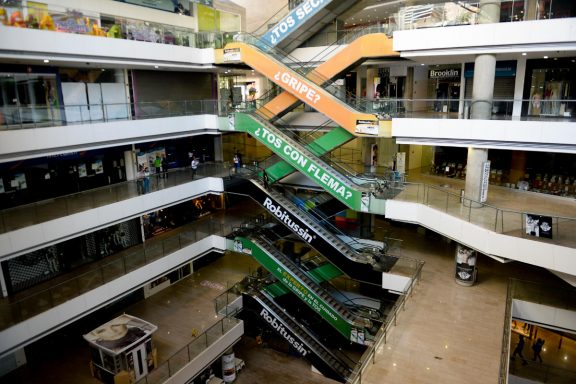 Habitualmente abarrotado de gente, este centro comercial se presentaba así de vacío este miércoles. (Foto: AFP)