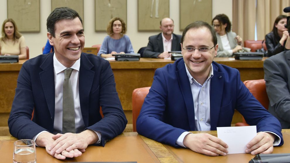 Pedro Sánchez y César Luena. (Foto: AFP)