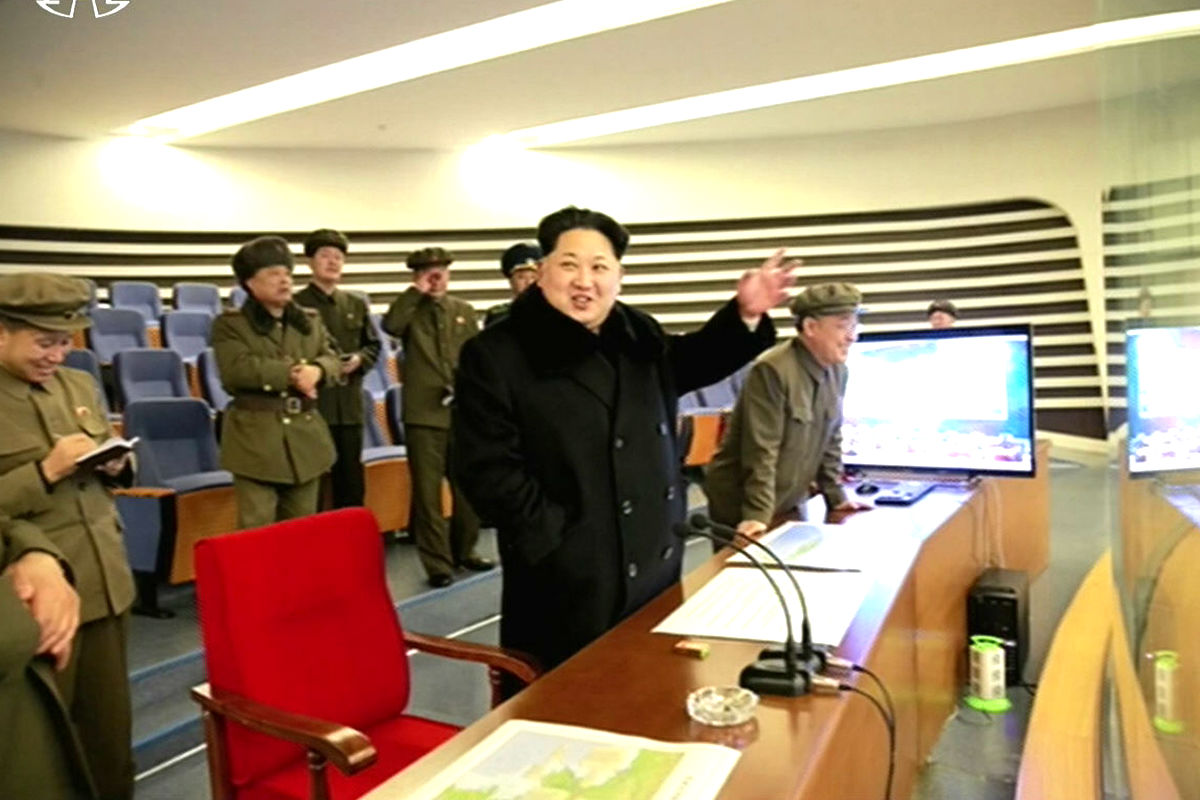 Kim Jong-un supervisando el lanzamiento de un misil (Foto: AFP).