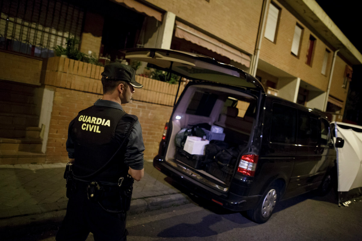 Agentes de la Guardia Civil procedieron a la detención del hombre que llevaba 6 años encerrado en su casa huyendo de una reclamación judicial. (Foto: Getty)