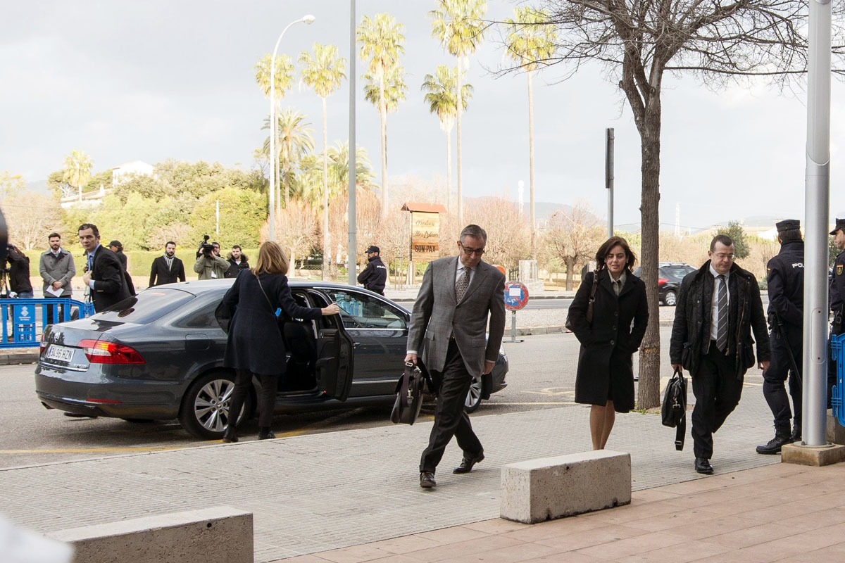 Diego Torres y su esposa llegan al tribunal al mismo tiempo que la infanta Cristina e Iñaki Urdangarin. (Foto: EFE)