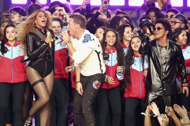 Dudamel junto a Beyoncé, Chris Martin y Bruno Mars en la Super Bowl de 2016. (Foto: AFP)