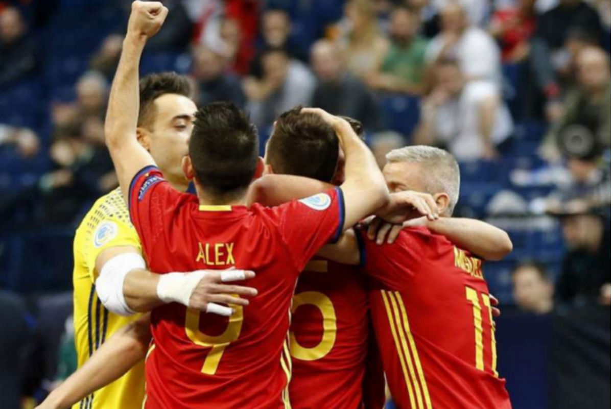 Los jugadores de la selección española celebran uno de los goles.