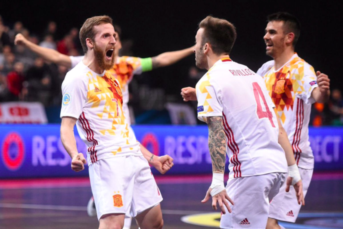 Los jugadores de la selección española celebran uno de los goles de Pola.