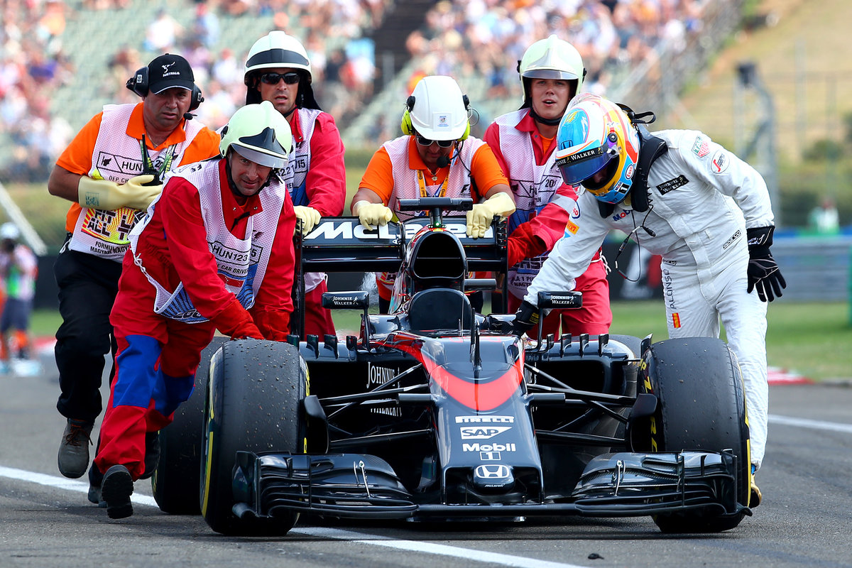 Fernando Alonso empujando el McLaren-Honda (Getty)