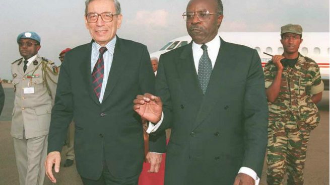 Butros Ghali, en 1995, con el primer ministro de Ruanda, Faustin Twaguiramungu, en plena guerra civil. (Foto: AFP)