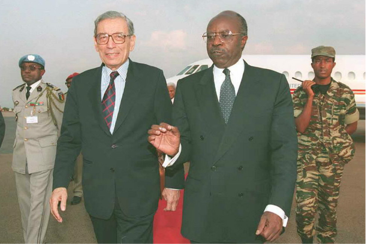 Butros Ghali, en 1995, con el primer ministro de Ruanda, Faustin Twaguiramungu, en plena guerra civil. (Foto: AFP)