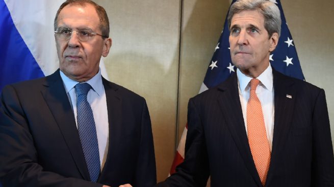 Los ministros de Exteriores ruso, Lavrov, y americano, Kerry, escenifican su desencuentro este jueves en Munich. (Foto: AFP)