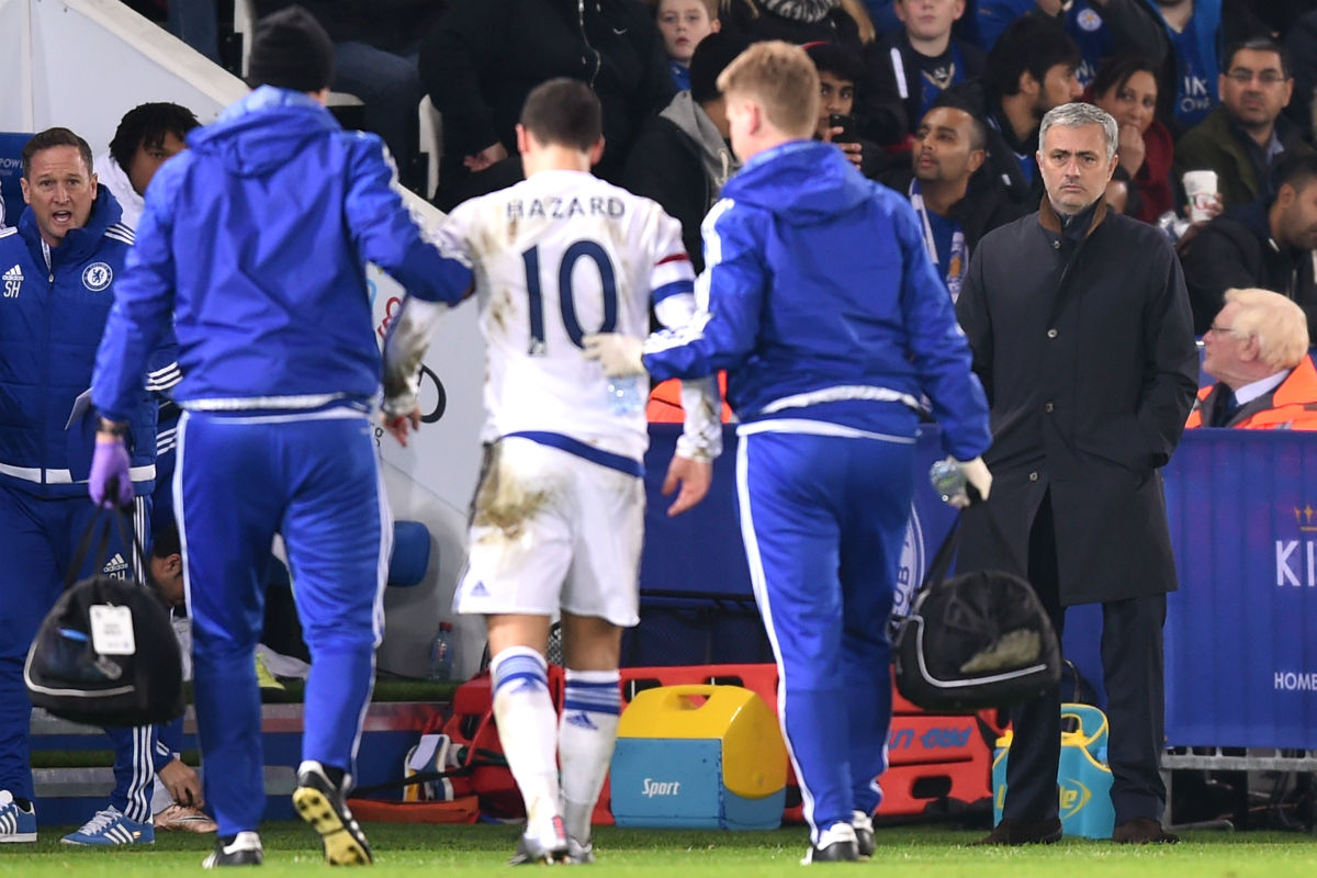 Hazard se retira lesionado en el partido contra el Leicester ante la mirada de Mourinho. (Getty)