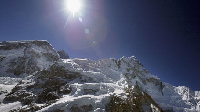 Soldado indio encontrado vivo 6 días después de que una avalancha lo enterrara en el Himalaya