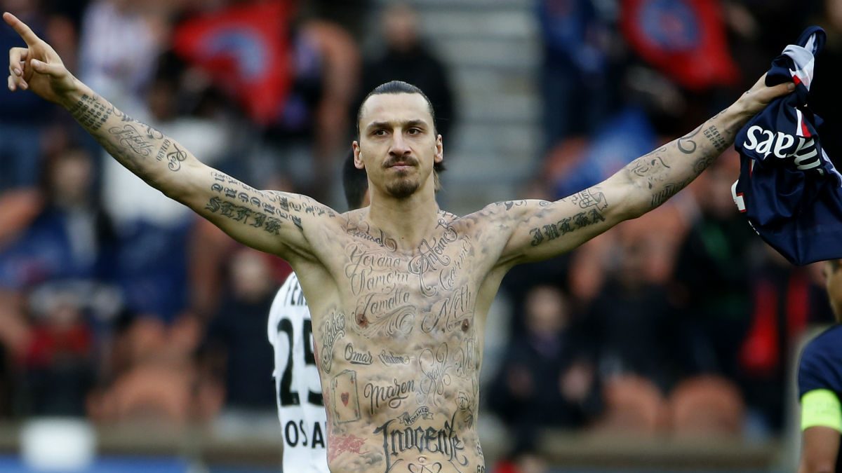 Ibrahimovic luce su cuerpo tatuado. (AFP)