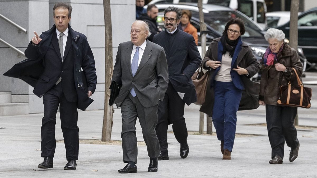 Jordi Pujol y Marta Ferrusola a su llegada a la Audiencia Nacional. (Foto: EFE)
