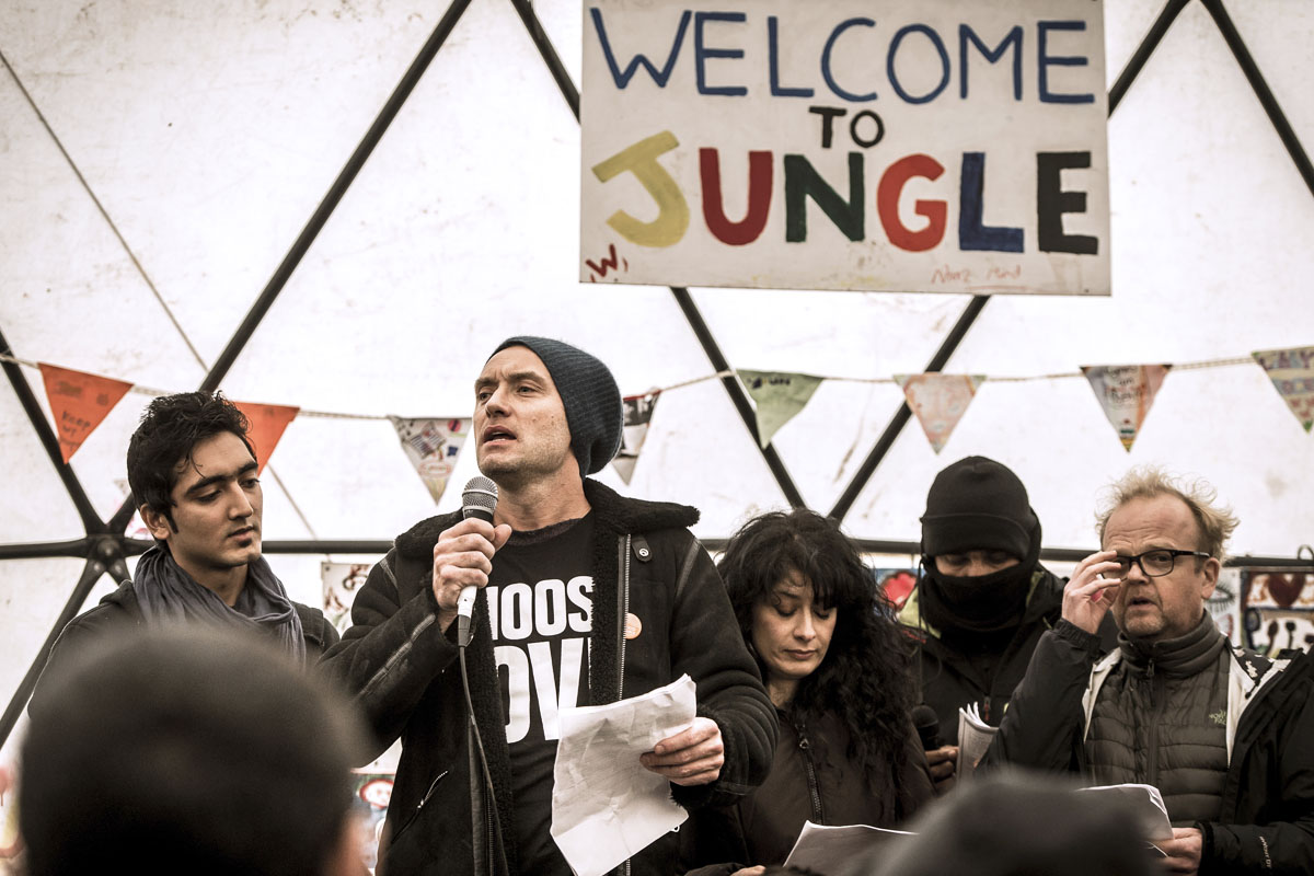 Jude Law en Calais. (Foto: AFP)