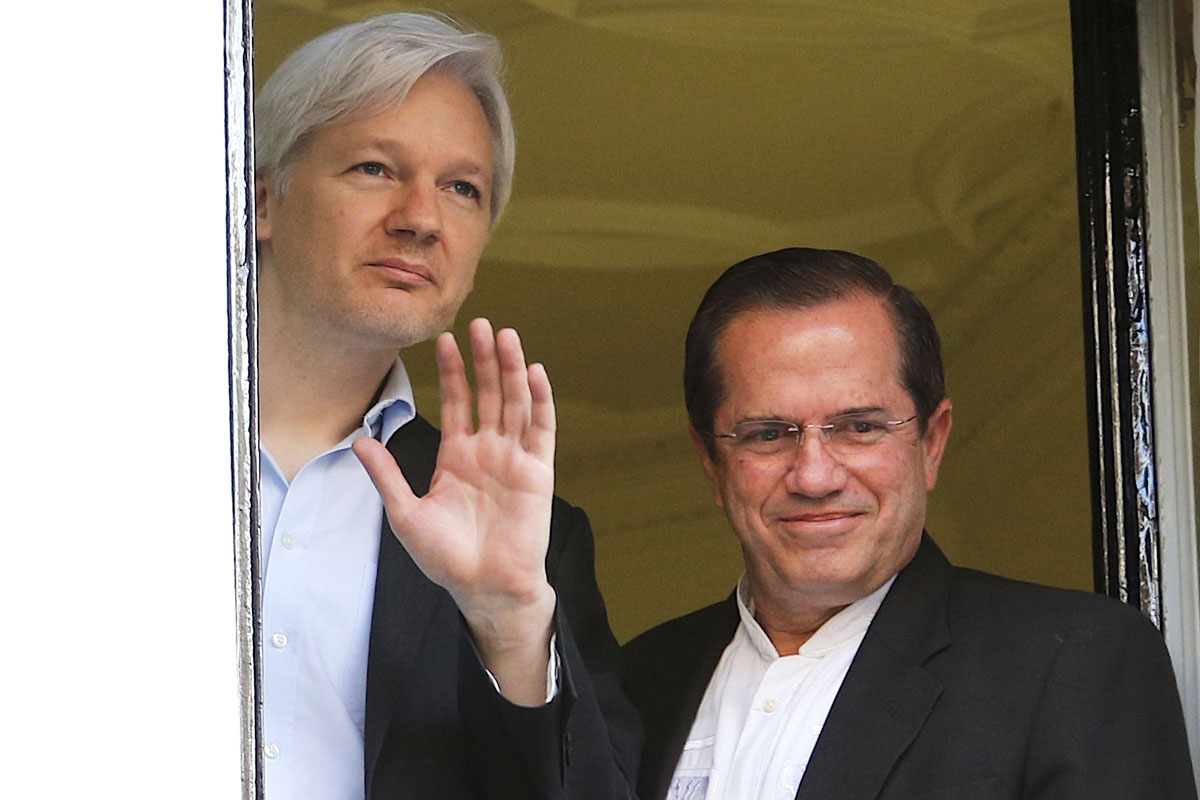 Assange junto a Ricardo Patiño, ministro de Exteriores de Ecuador. (Foto: AFP)
