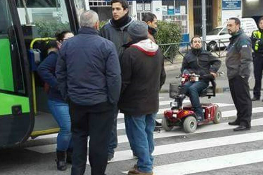 El rapero conocido como ‘El Langui’ se plantó delante del autobús como formad e protesta por no poder acceder a el mismo.