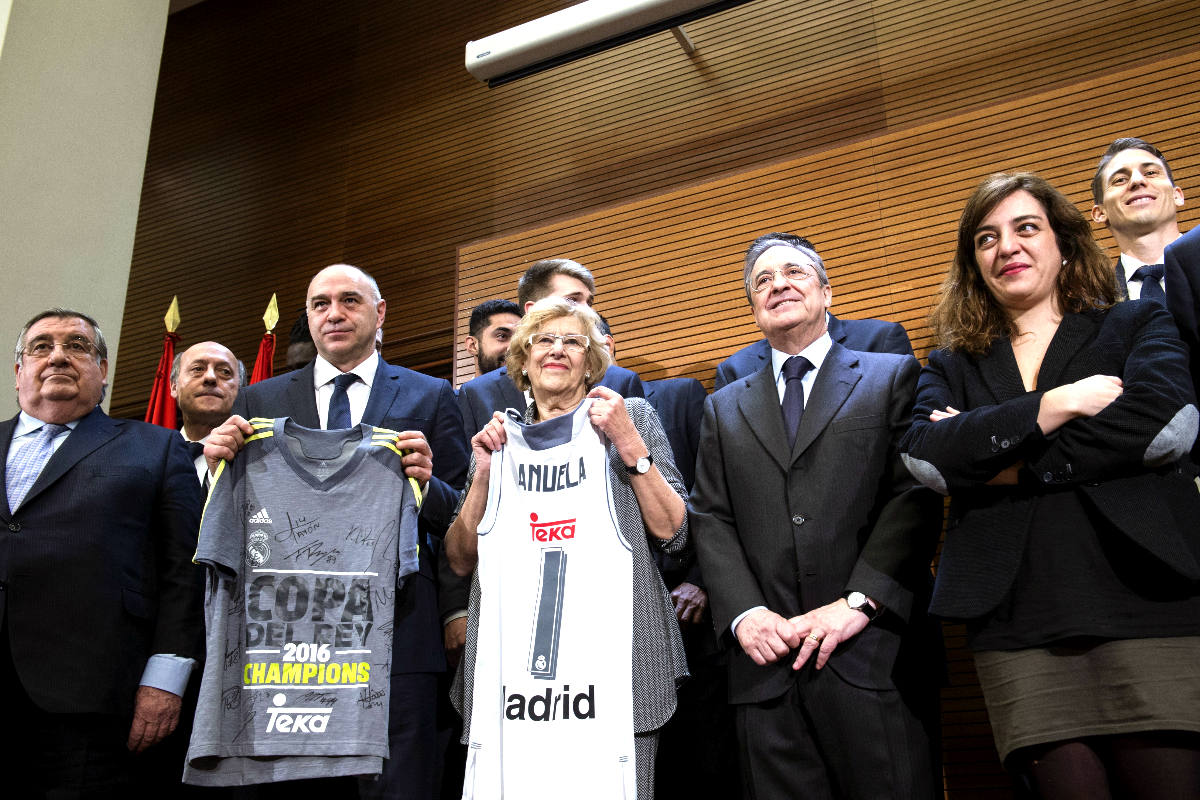 La alcaldesa de Madrid, Manuela Carmena, ha recibido este lunes en el Ayuntamiento al Real Madrid. (Foto: EFE)