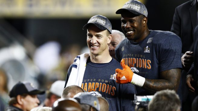Peyton Manning junto al MVP, Von Miller (Getty)