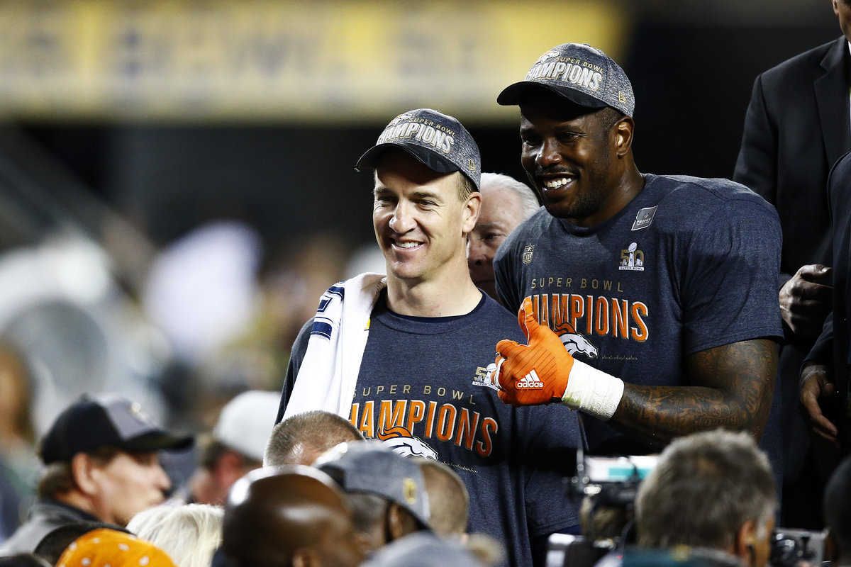 Peyton Manning junto al MVP, Von Miller (Getty)