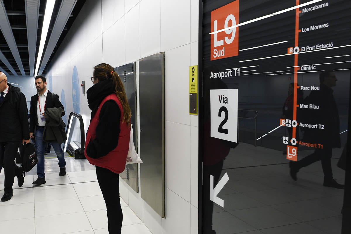 Imagen de un panel informativo del Metro de Barcelona. (Foto: AFP)