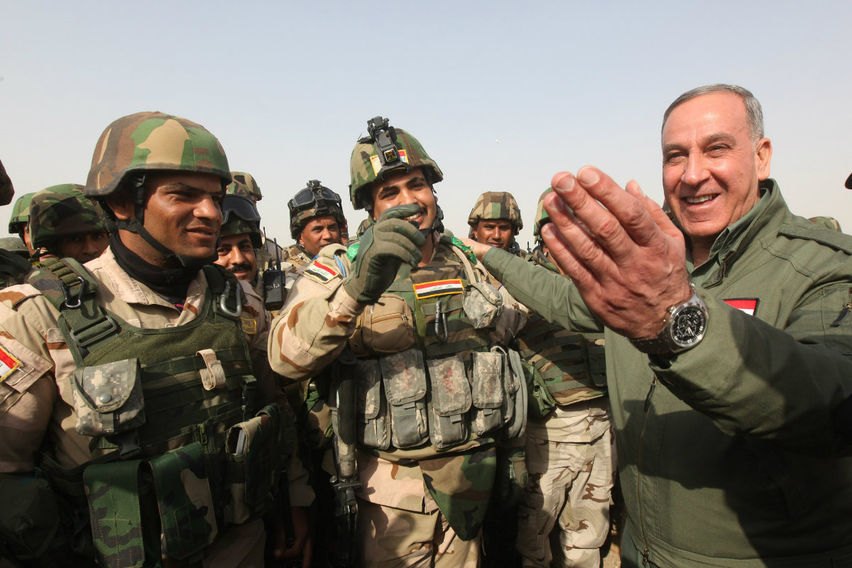 El ministro de Defensa iraquí, Khaled al-Obaidi, visita a las milicias kurdas que preparan la reconquista de Mosul. (Getty)