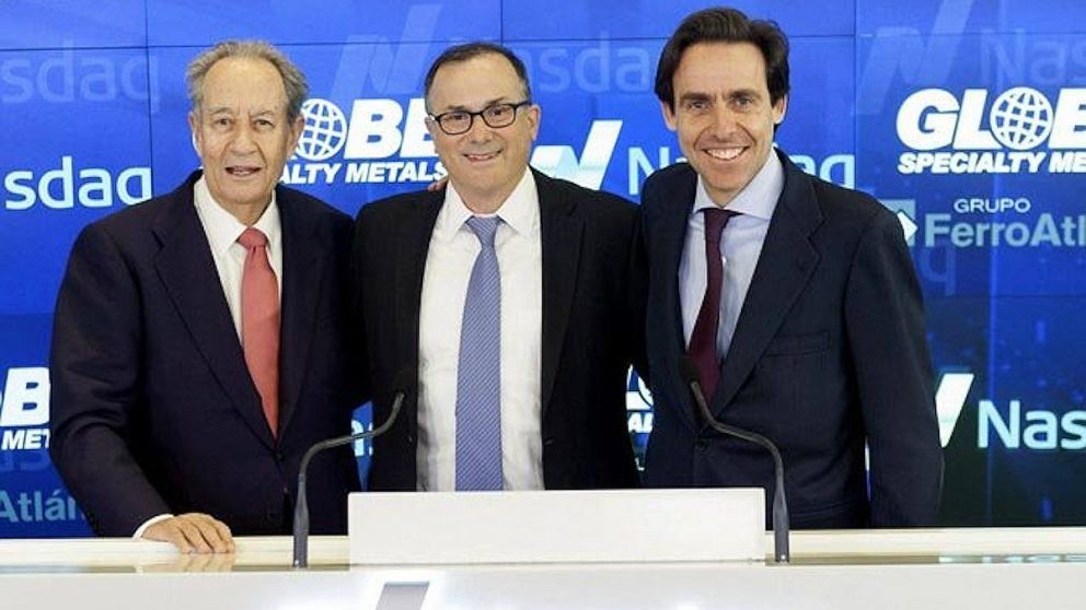 Javier López Madrid (a la derecha) junto a Alan Kastenbaum, presidente de Ferroglobe; y Juan Miguel Villar Mir.