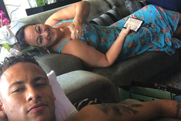 Neymar, junto a su madre, Nadine Gonçalves. (Instagram)