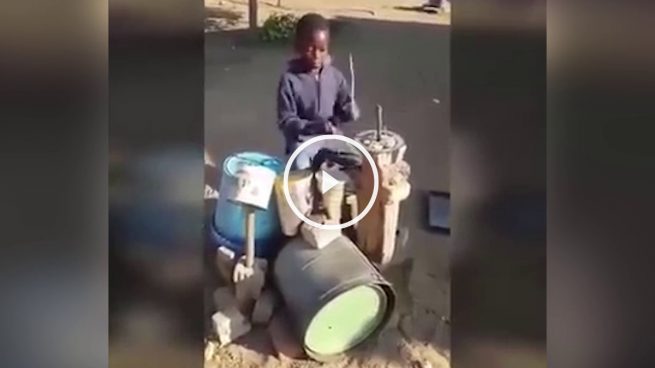 El niño que convirtió un montón de chatarra en una batería
