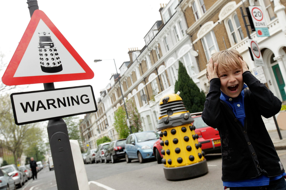 Un niño participa de un homenaje a la longeva serie británica ‘Doctor Who’. (Foto: Getty)