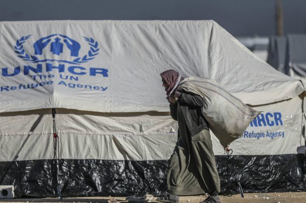 Refugiados sirios reciben ayuda de la ONU en un campo cerca de Alepo. (Foto: Getty)