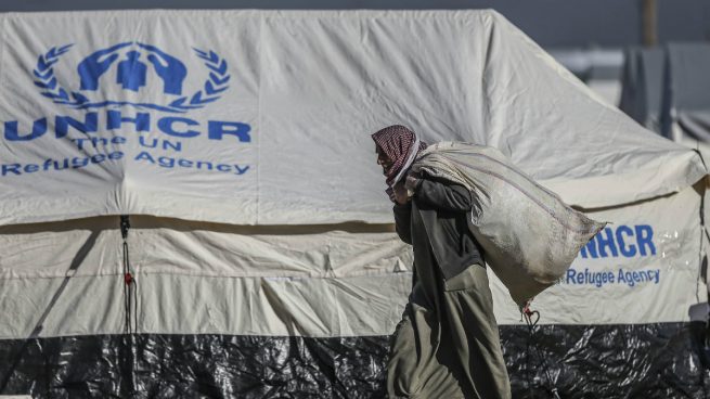 Refugiados sirios reciben ayuda de la ONU en un campo cerca de Alepo. (Foto: Getty)
