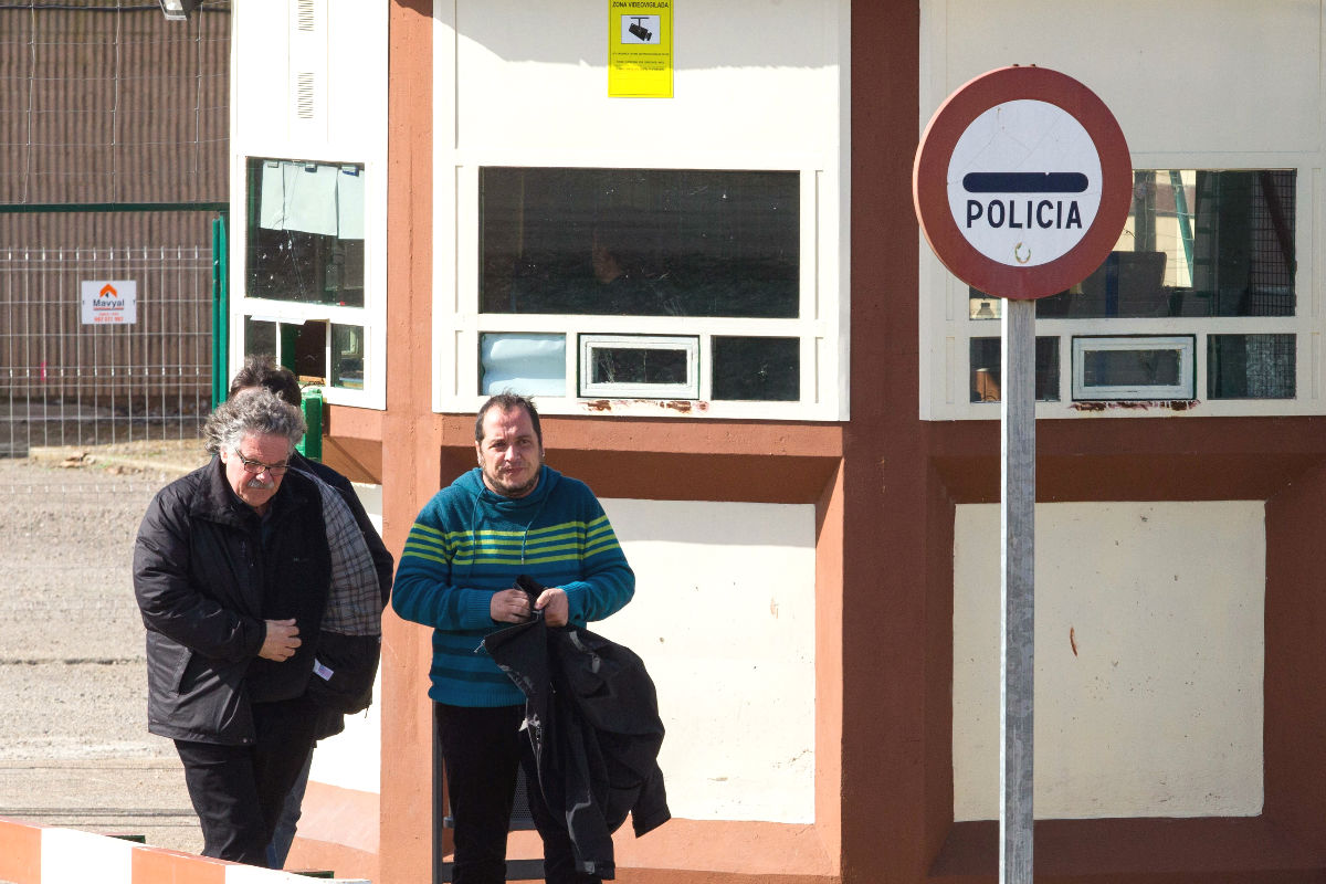El portavoz de ERC en el Congreso, Joan Tardá (i), y el exdiputado de la CUP en el Parlament, David Fernández (d), tras visitar hoy al dirigente de la izquierda abertzale Arnaldo Otegi. (Foto: EFE)