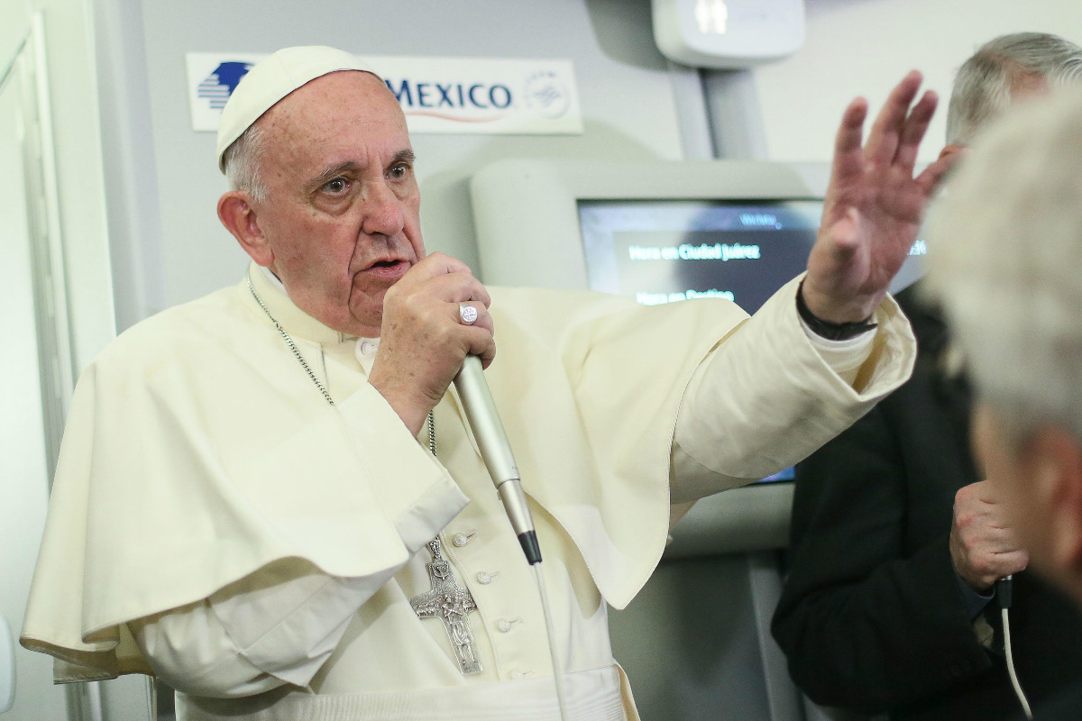 El papa Francisco en el avión de regreso de México a Roma. (AFP)
