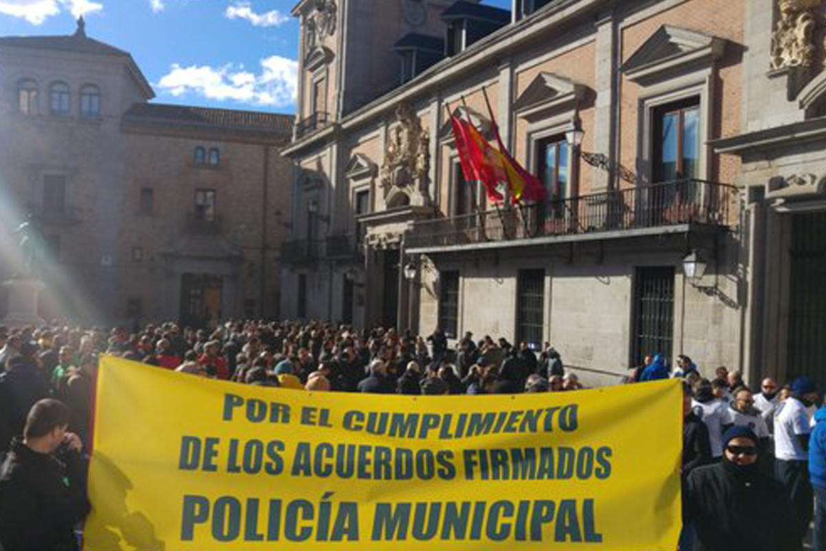 El día de la protesta en la Plaza de la Villa y Calle Mayor. (Foto: @cppmmadrid)