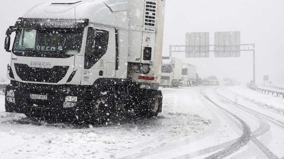 Imagen de un camión parado en un puerto por la nieve. (Foto: EFE)