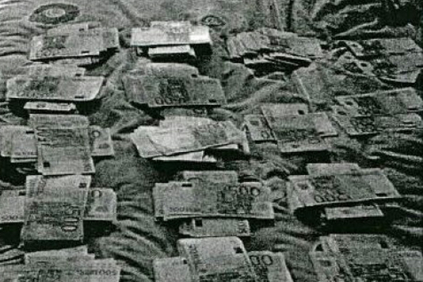 Billetes de en montones tras ser contados por la UCO. (Foto: Guardia Civil)