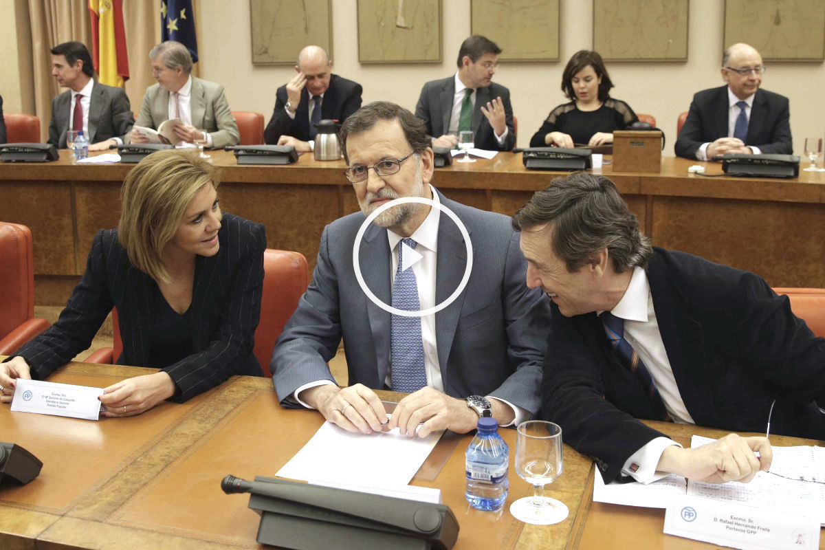 El presidente del Gobierno en funciones, Mariano Rajoy (c), junto a la secretaria general del PP, María Dolores de Cospedal, y el portavoz del partido en el Congreso, Rafael Hernando, durante la reunión que ha mantenido hoy con los diputados de la formación (Foto: Efe)