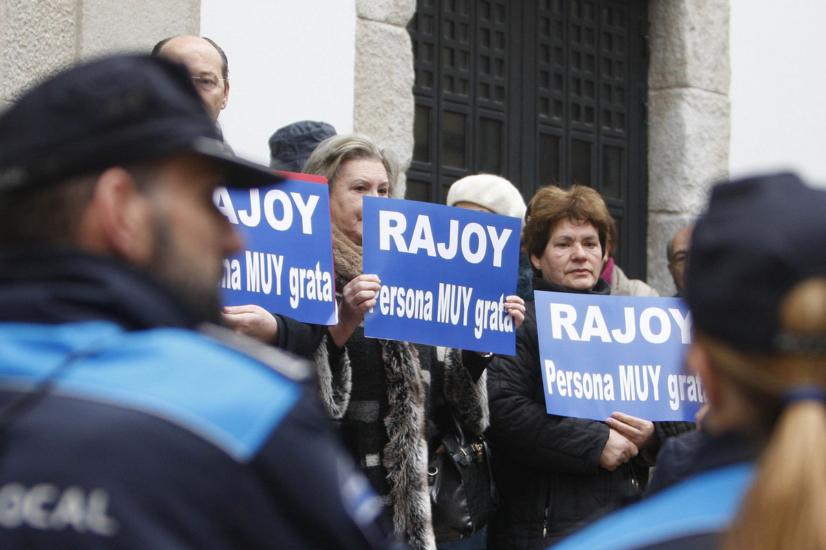 Dirigentes del PP y trabajadores de Ence defienden a Rajoy. (Foto: EFE)