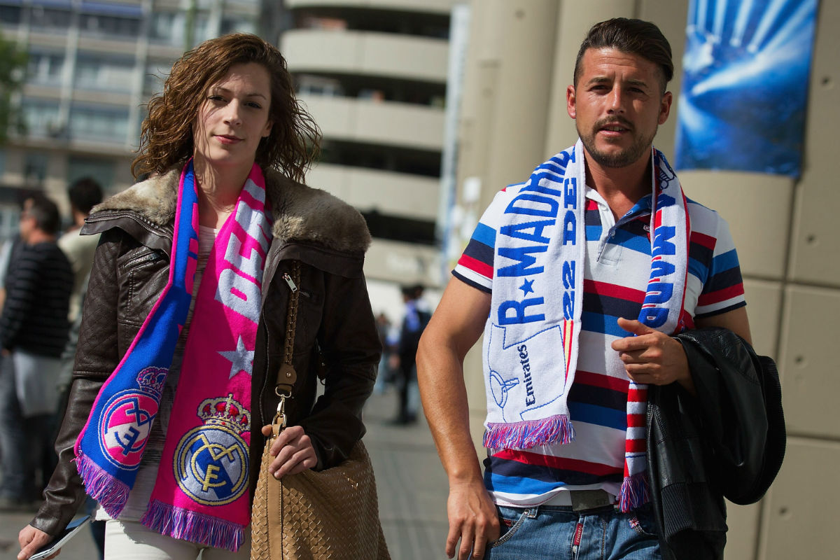 Dos aficionados en los alrededores del Santiago Bernabéu antes de un derbi. (Getty)