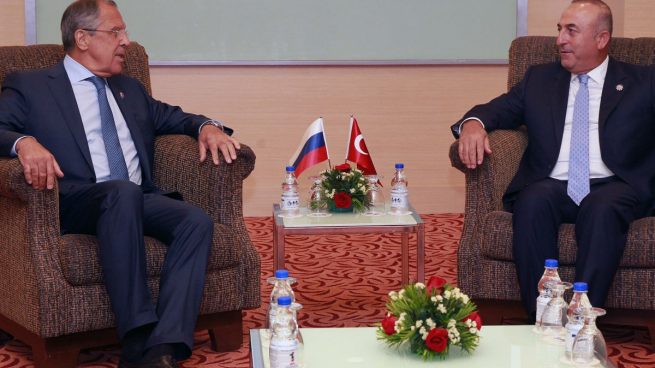 El ministro de Exteriores ruso, Lavrov y su homólogo turco, Cavusoglu, en un encuentro bilateral. (Foto: Getty)