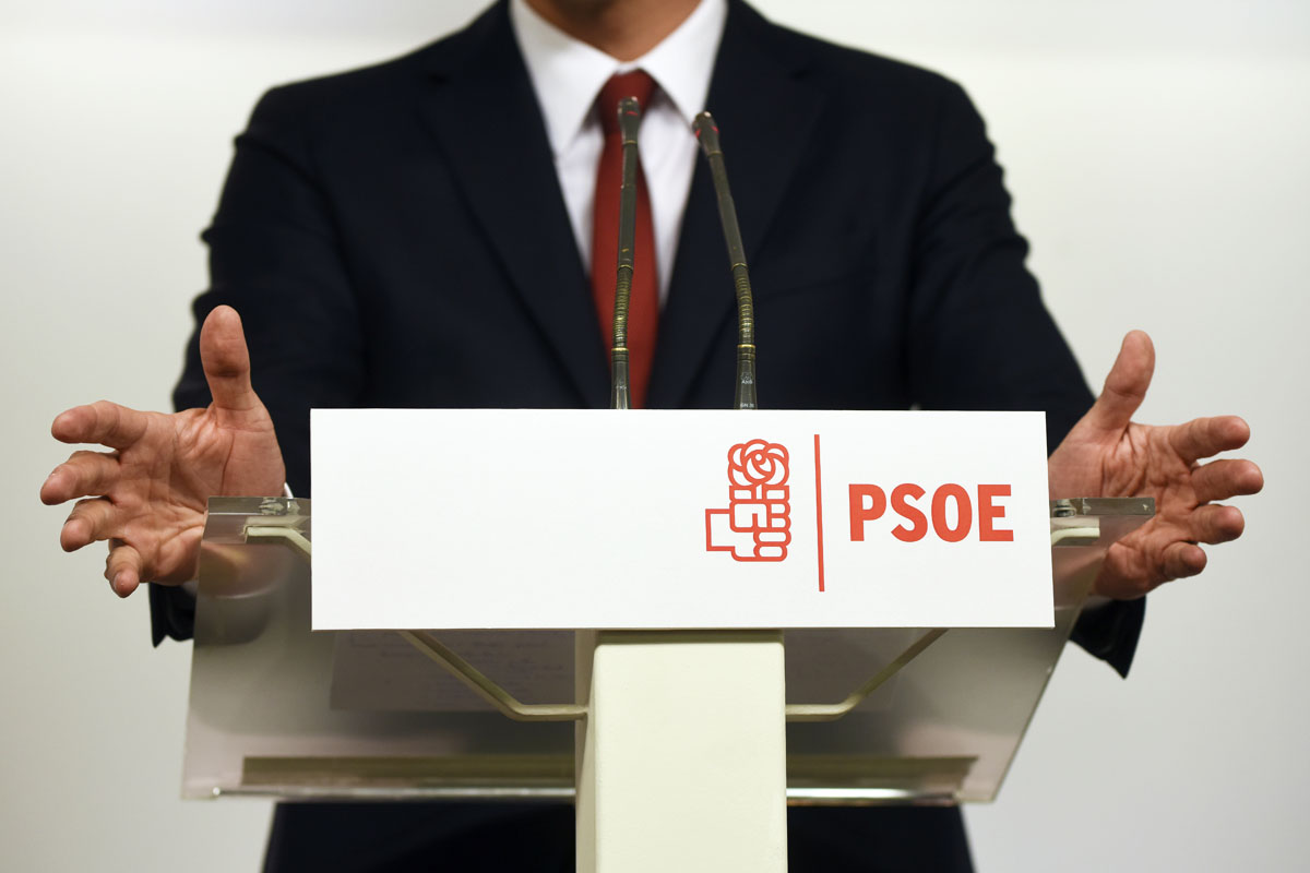 Atril del PSOE en Ferraz. (Foto: AFP)