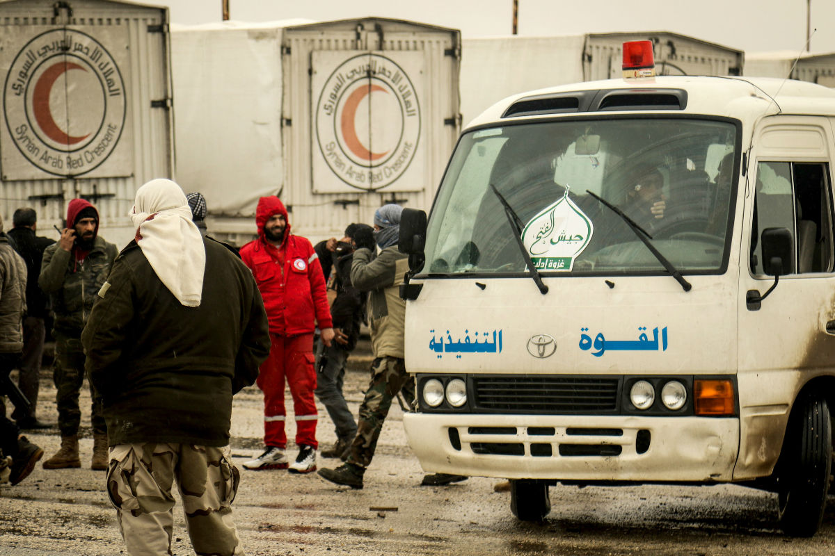 Un convoy de la Media Luna Roja auspiciado por la ONU, llega a Fua, en Idlib, Siria. (Getty)