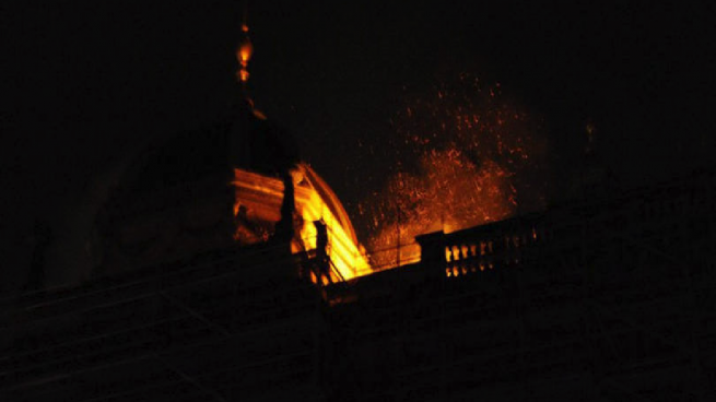Un brutal incendio destroza parte del Museo Nacional de Praga