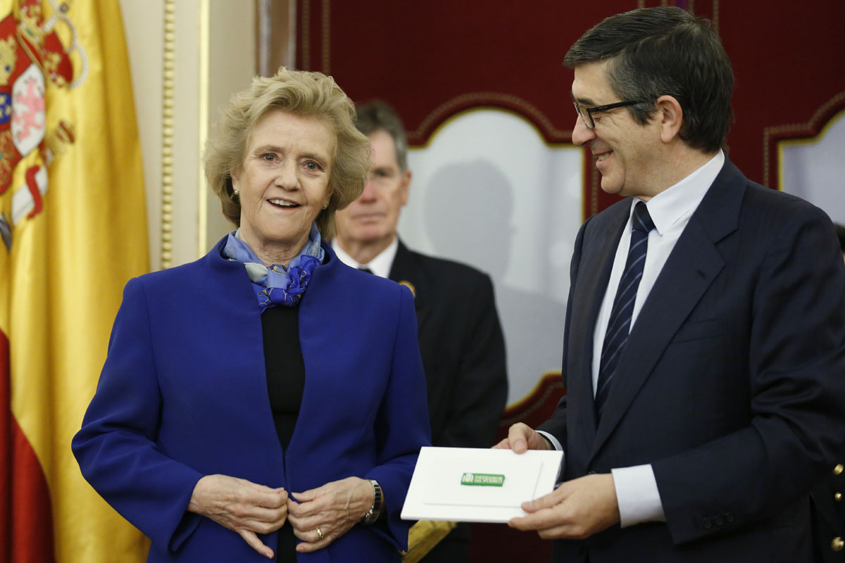 Soledad Becerril entrega la memoria anual a Patxi López. (Foto: EFE)