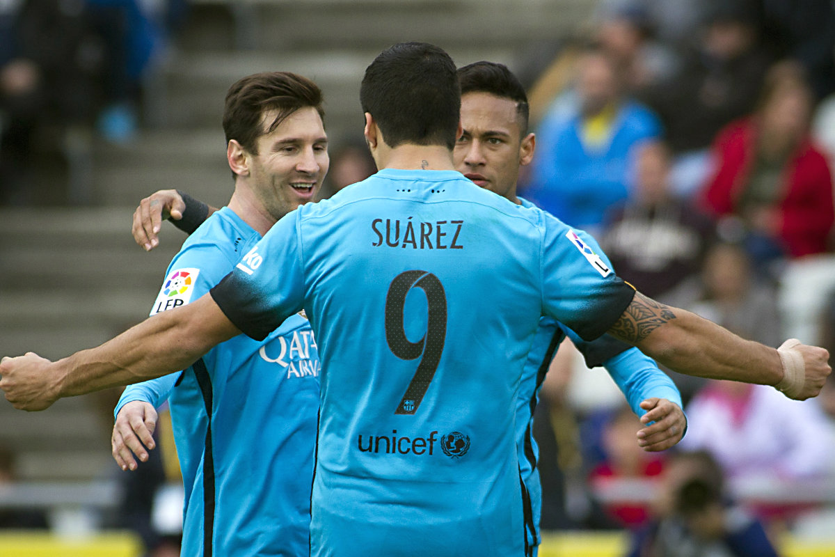 Suárez, Messi y Neymar celebran uno de los goles del Barcelona. (AFP)