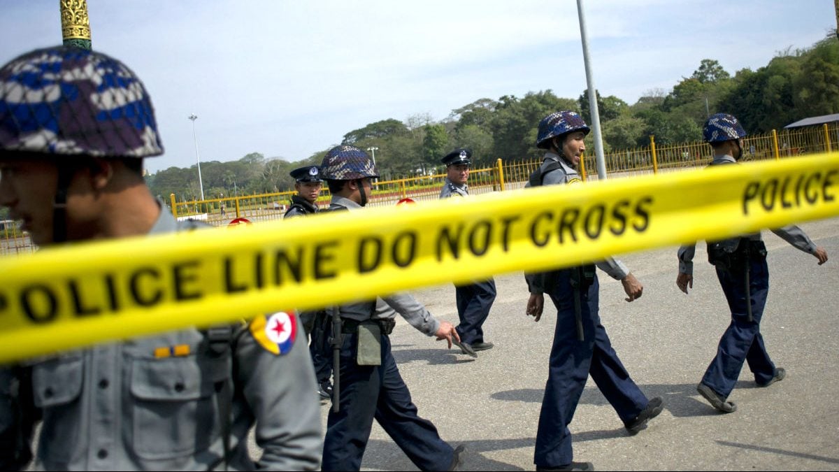 Policías acordonan un espacio. (Foto: AFP).