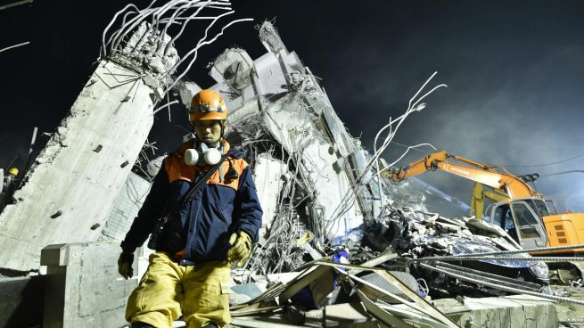 14 muertos y más de 400 heridos por un terremoto en Taiwan