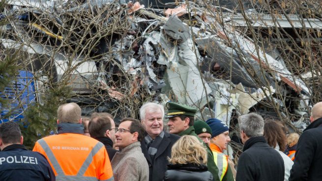 El ministro principal de Baviera, Horst Seehofer, visita el lugar del accidente este miércoles. (Foto: AFP)